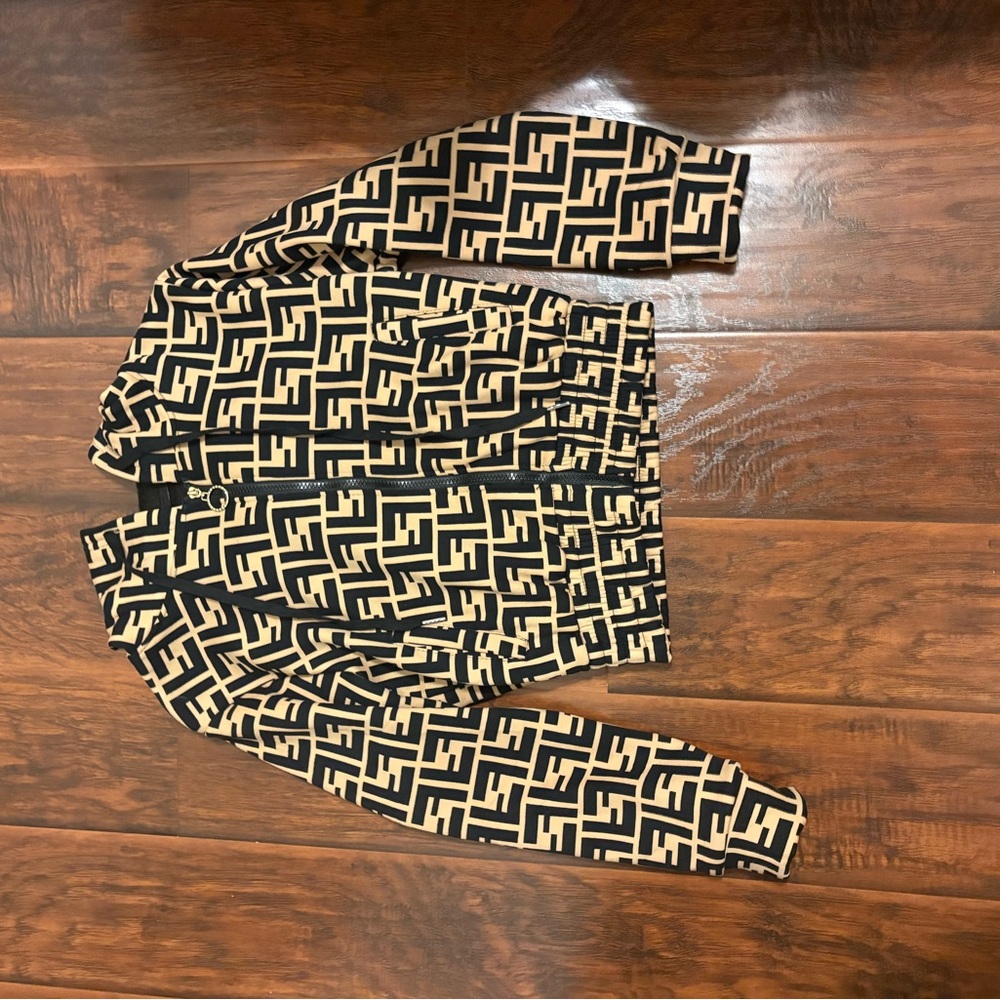 Elegant Black and Tan Patterned Pantsuit - Picture 4 of 7